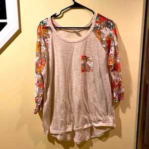 Beautiful tunic with a lace detail